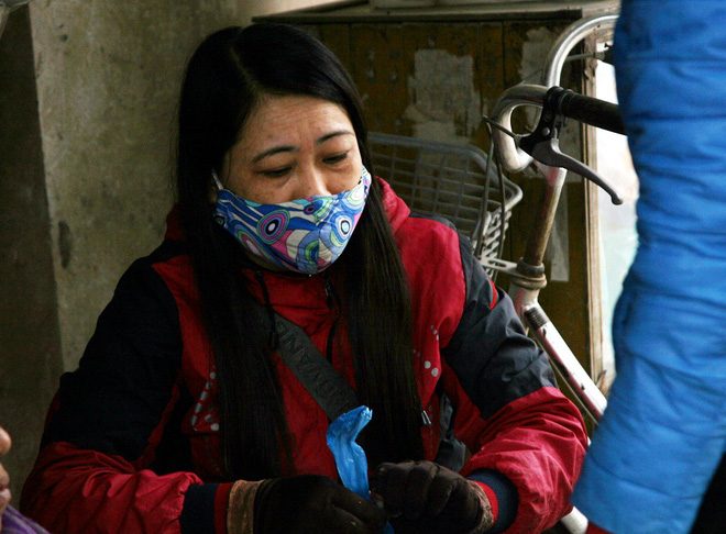 Hà Nội: Nước ô nhiễm nặng, bốc mùi nồng nặc vẫn phải bơm lên tưới cho hoa màu